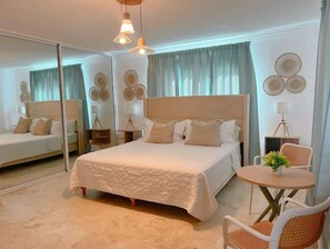 3 chambres, coffres-forts dans les chambres, bureau