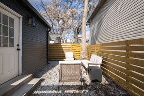 Terrace/patio - Lux 4-King Bedroom Home | Nr Downtown Louisville|Bourbon Distilleries (Louisville)