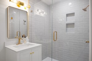 Dusche, Haartrockner, Handtücher, Seife