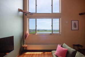 Individuell inredning, unika möbler, skrivbord och arbetsyta för laptop