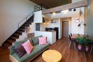 Individuell inredning, unika möbler, skrivbord och arbetsyta för laptop