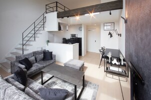 Una televisión de pantalla plana, una oficina