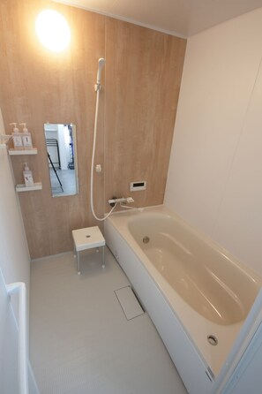 Badkar och dusch, gratis toalettartiklar, hårtork och tofflor