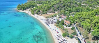 บ้านแมสซอเน็ตขนาดใหญ่บน "ชายหาดสีฟ้าของยู" ที่ Kalogria ใน Sithonia กรีซ