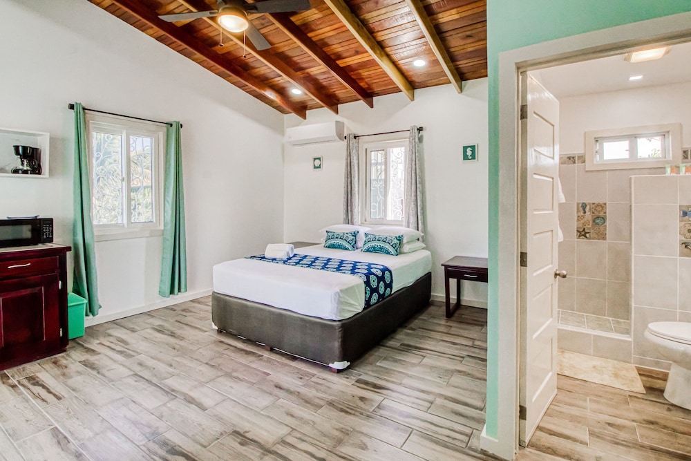 Exquisite beach home with balcony, bikes, & Caye Caulker