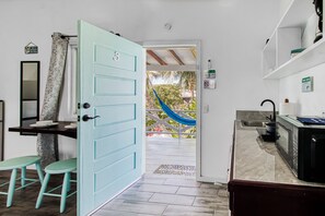 ثلاجة، ميكروويف، موقد طهي مسطح، ماكينة لصنع القهوة/الشاي