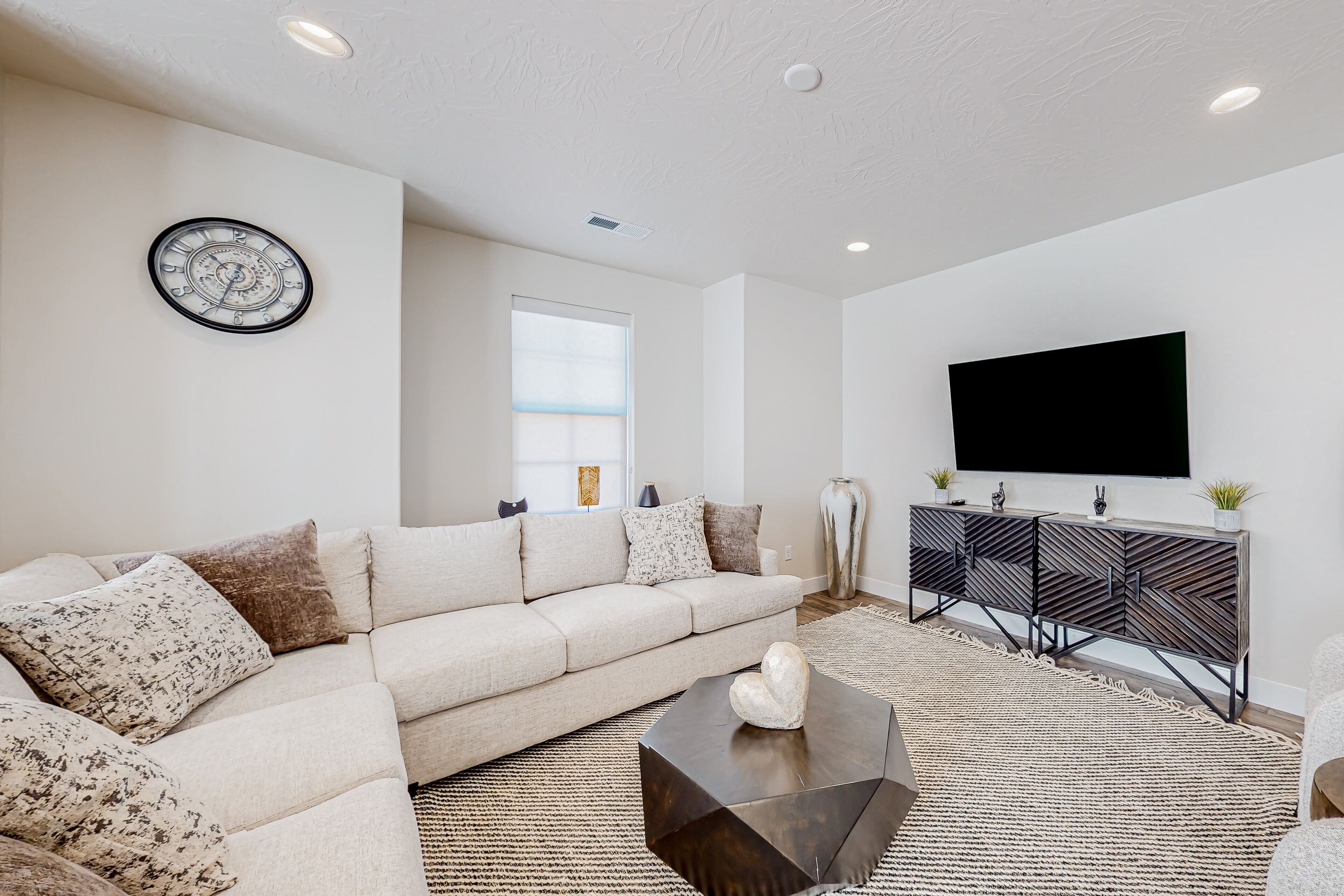 Desert escape with a game room, adult bikes, patio, grill, washer/dryer, and AC