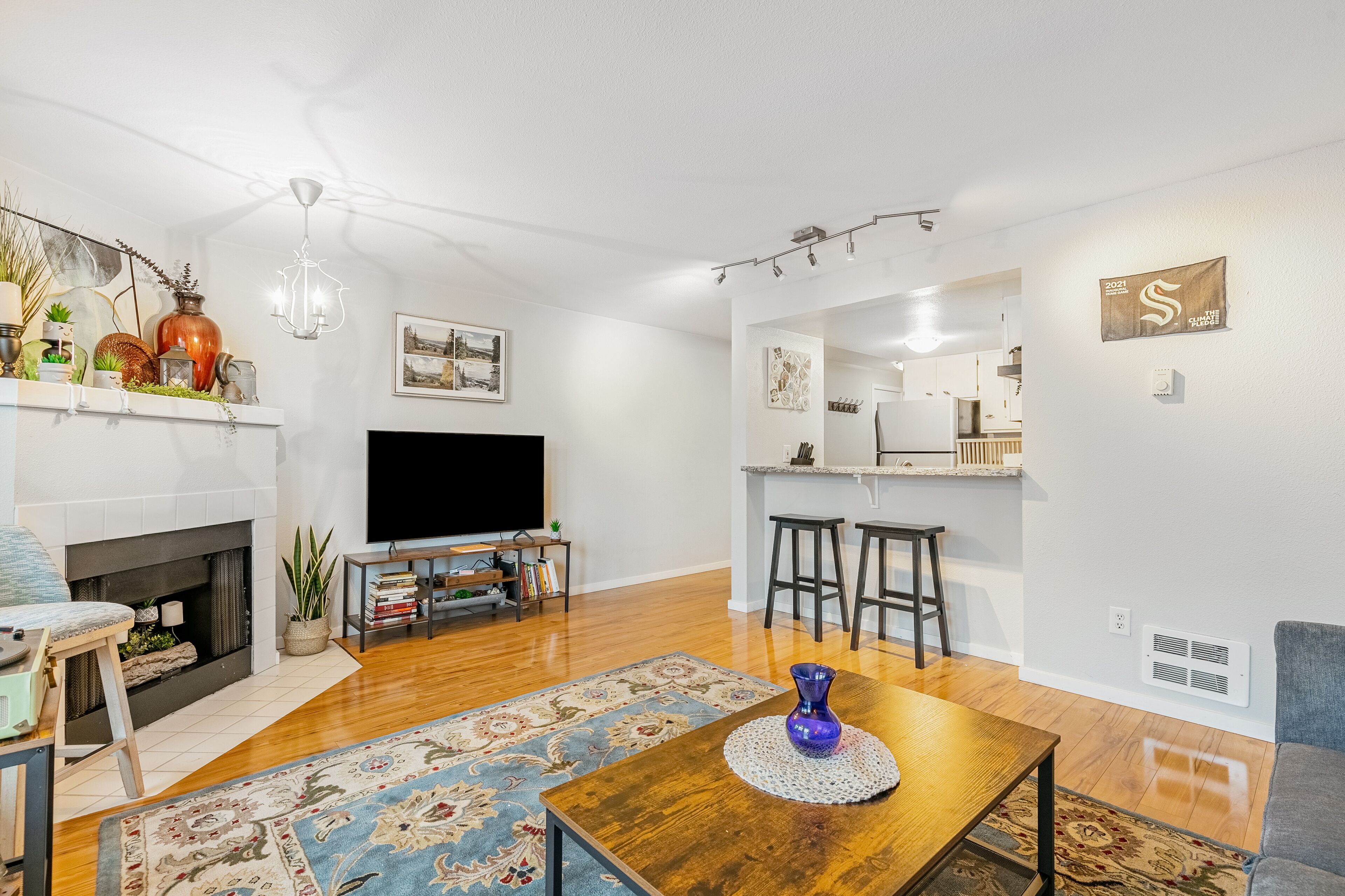 Third-floor condo with balcony steps from Space Needle - walk everywhere