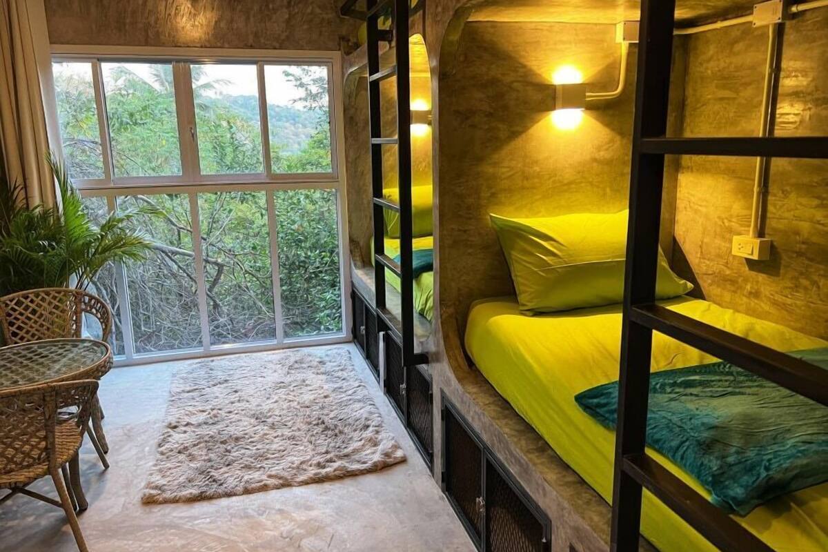 Mad Hatter (6-Beds Dorm) | Free WiFi, bed sheets