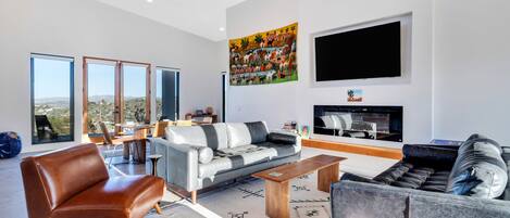 Televisión y chimenea