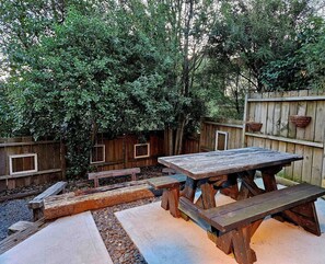 Outdoor dining - Fantail Hide on Larnach Rd (Dunedin)