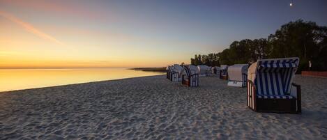Nær stranden og solsenger