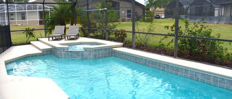 Lämmitetty uima-allas