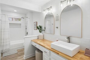 Douche, articles de toilette écologiques, sèche-cheveux