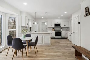 ثلاجة، ميكروويف، فرن، موقد طهي مسطح