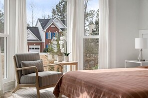6 bedrooms, desk, iron/ironing board, free WiFi