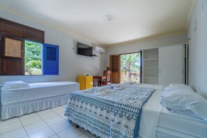 Minibar, caja de seguridad en la habitación y escritorio