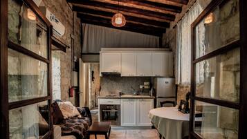 Frigorífico, horno, placa de cocina y tostadora