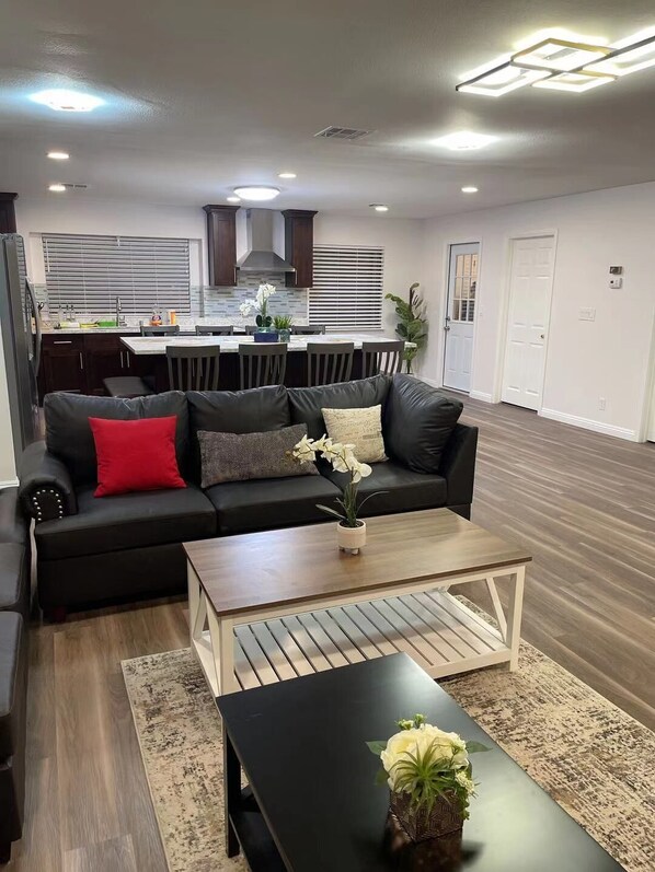 Interior - room 7 : cozy private queen bed & private bath (Las Vegas)