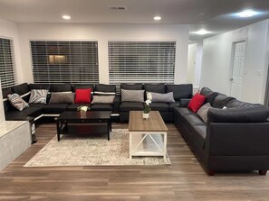 Interior - room 7 : cozy private queen bed & private bath (Las Vegas)