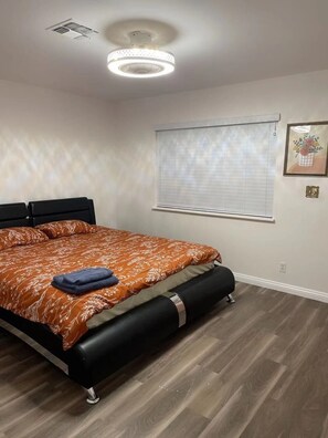 1 bedroom, iron/ironing board, WiFi, bed sheets - room 7 : cozy private queen bed & private bath (Las Vegas)