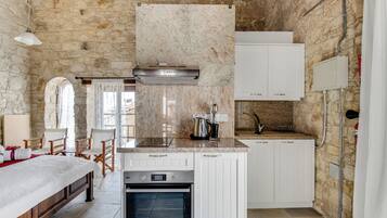 Frigorífico, horno, placa de cocina y tostadora