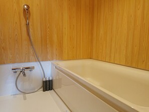 Een bad/douchecombinatie, gratis toiletartikelen, een haardroger