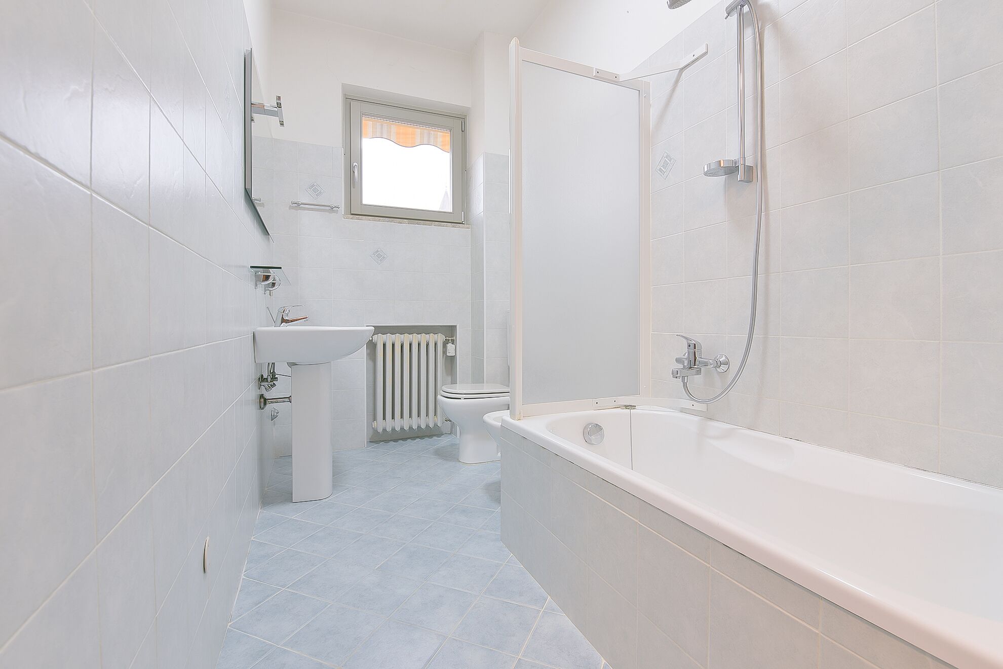 Combined shower/tub, hair dryer, towels