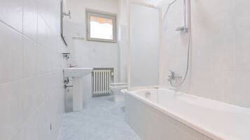 Combined shower/tub, hair dryer, towels