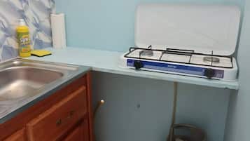 Plaque de cuisson, batterie de cuisine, vaisselle et ustensiles