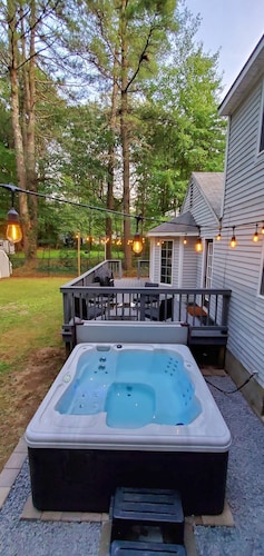 Hot Tub/Pool Table- Hidden Gem of Saratoga Springs