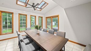 Dining - Hot Tub/Pool Table- Hidden Gem of Saratoga Springs (Gansevoort)