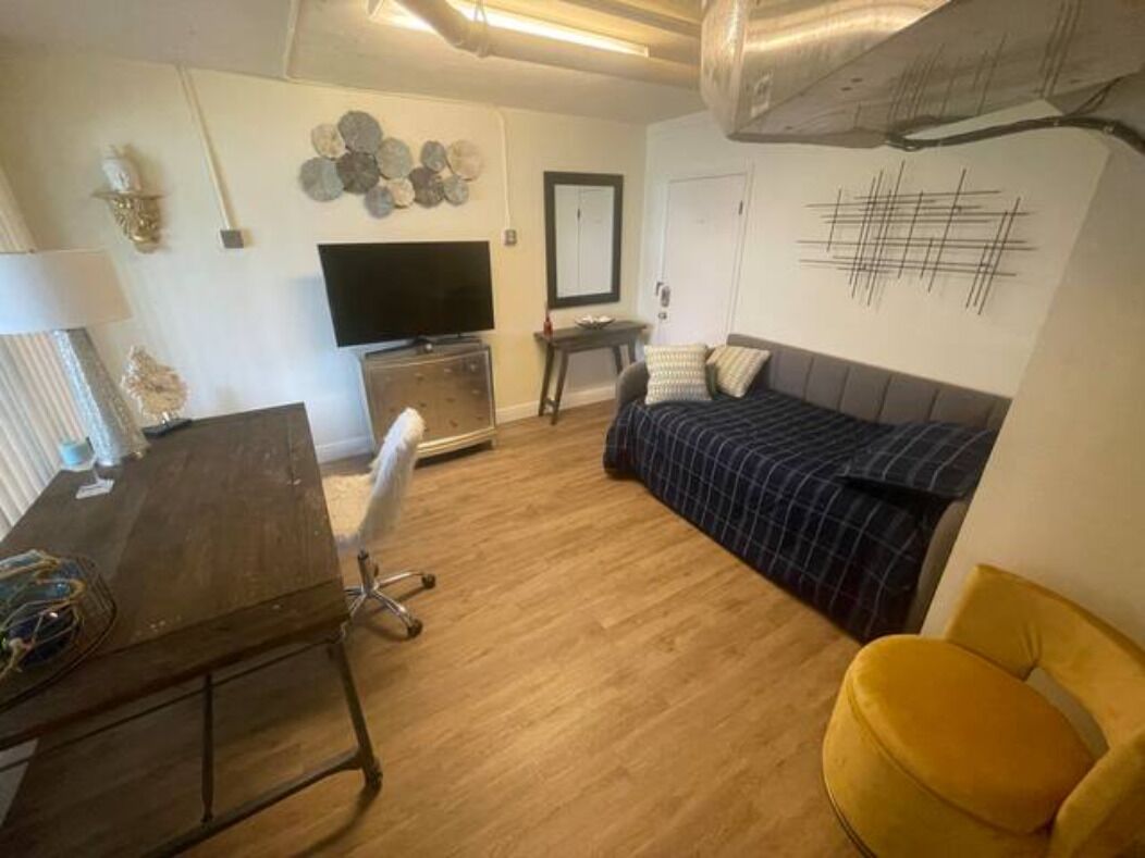 Waterfront view property 5 minutes from the beaches!