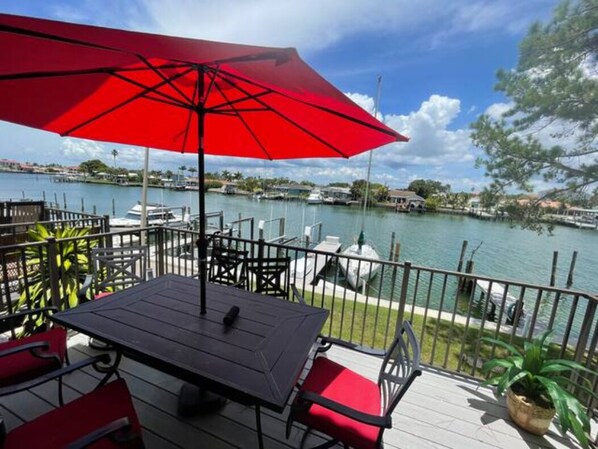 Outdoor dining - Waterfront view property 5 minutes from the beaches! (Clearwater)