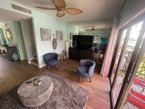 Interior - Waterfront view property 5 minutes from the beaches! (Clearwater)