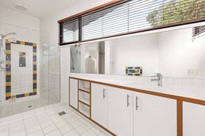 Shower - Ultimate Coastal Haven , Private Pool & Sun Aspect (Anglesea)