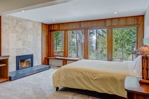 4 bedrooms, iron/ironing board, Internet, bed sheets