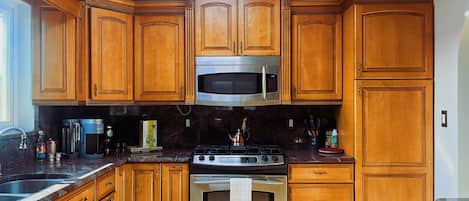 Réfrigérateur, four à micro-ondes, un four, surface de cuisson