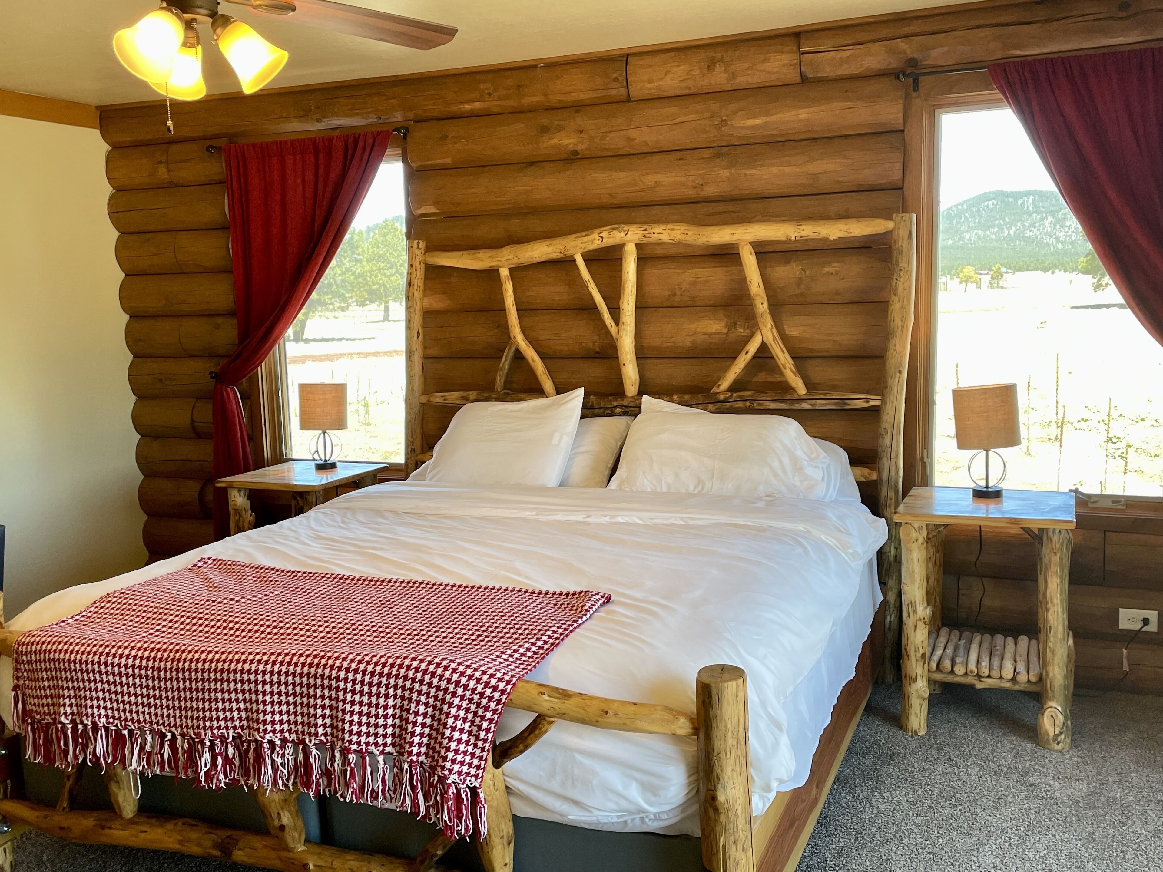 Spacious cabin near Flagstaff & Williams w/ views of Snowbowl & National Forest