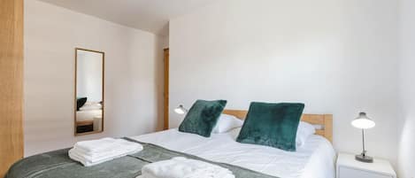 2 habitaciones, tabla de planchar con plancha, wifi y ropa de cama