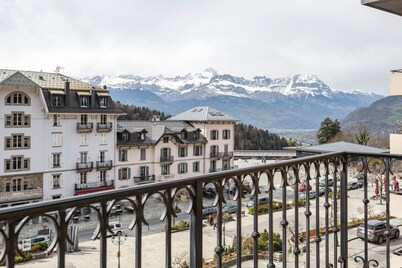 Chic 2BR City Center Apartment Free Parking and Mountain View