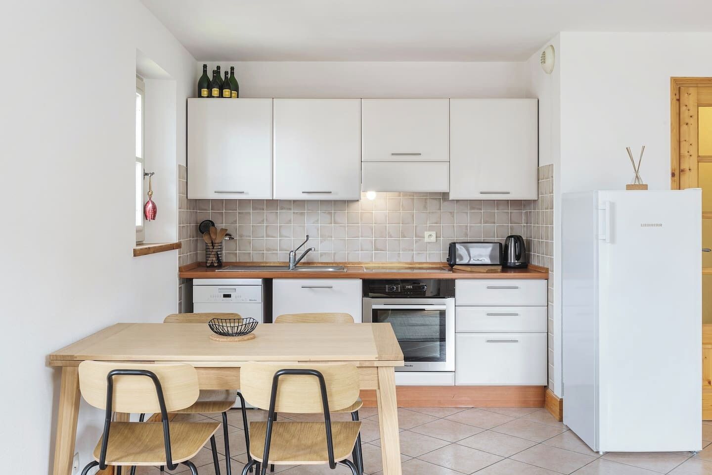 Fridge, oven, stovetop, dishwasher