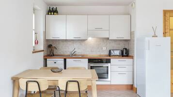 Een koelkast, een oven, een kookplaat, een vaatwasser