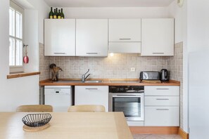 Fridge, oven, stovetop, dishwasher - Chic 2BR City Center Apartment  Free Parking and Mountain View (Saint-Gervais-les-Bains)