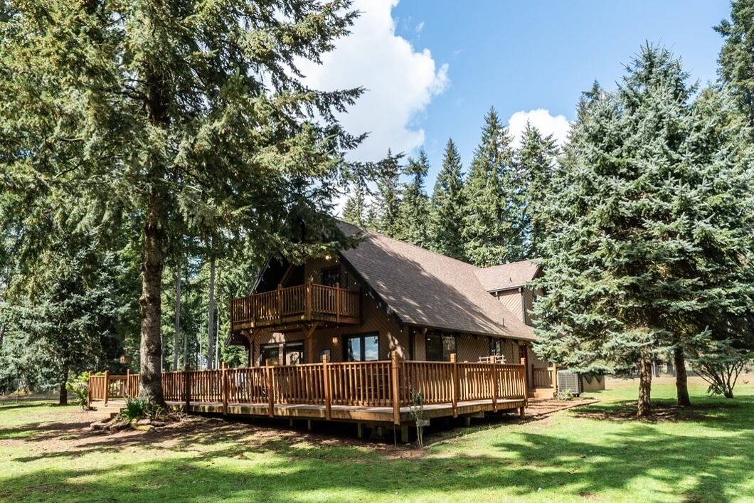 Cozy 3 bedroom lodge with hot tub on 3.5 acres