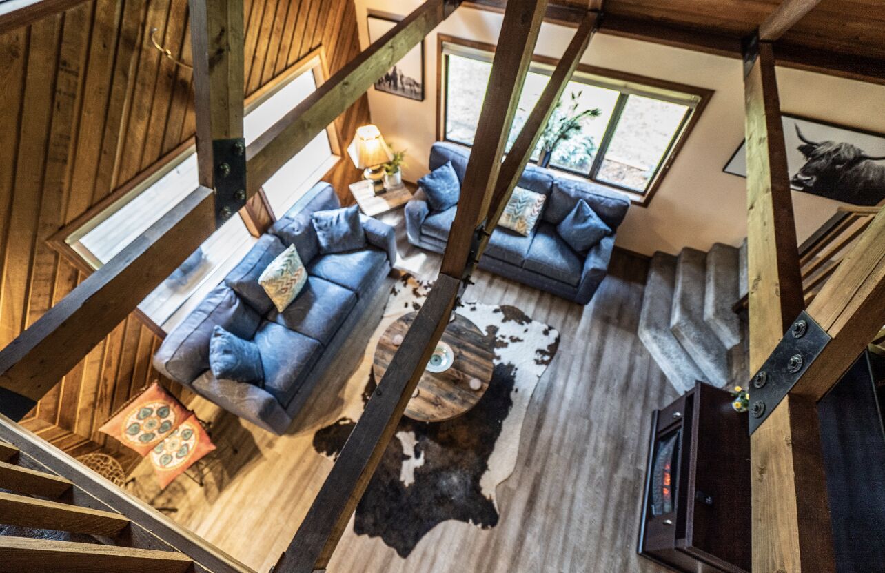 Cozy 3 bedroom lodge with hot tub on 3.5 acres