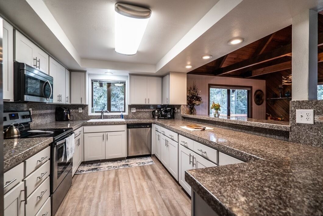 Cozy 3 bedroom lodge with hot tub on 3.5 acres