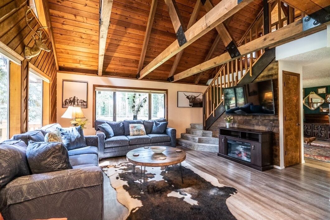 Cozy 3 bedroom lodge with hot tub on 3.5 acres
