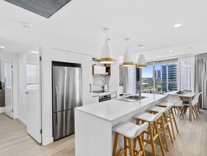 Kjøleskap, ovn, kokeplater og brødrister