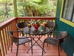 Outdoor dining - The Jungalow is a charming renovated bungalow minutes from Volcano National Park (Volcano)